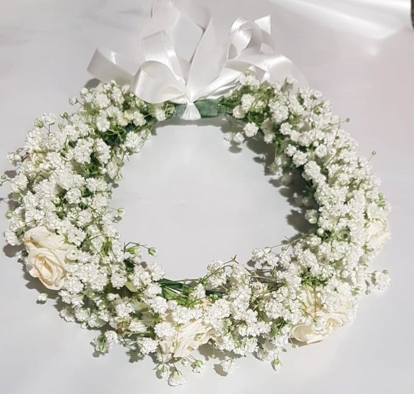Coroncina di gypsophila e roselline bianche con fiocco in raso avorio